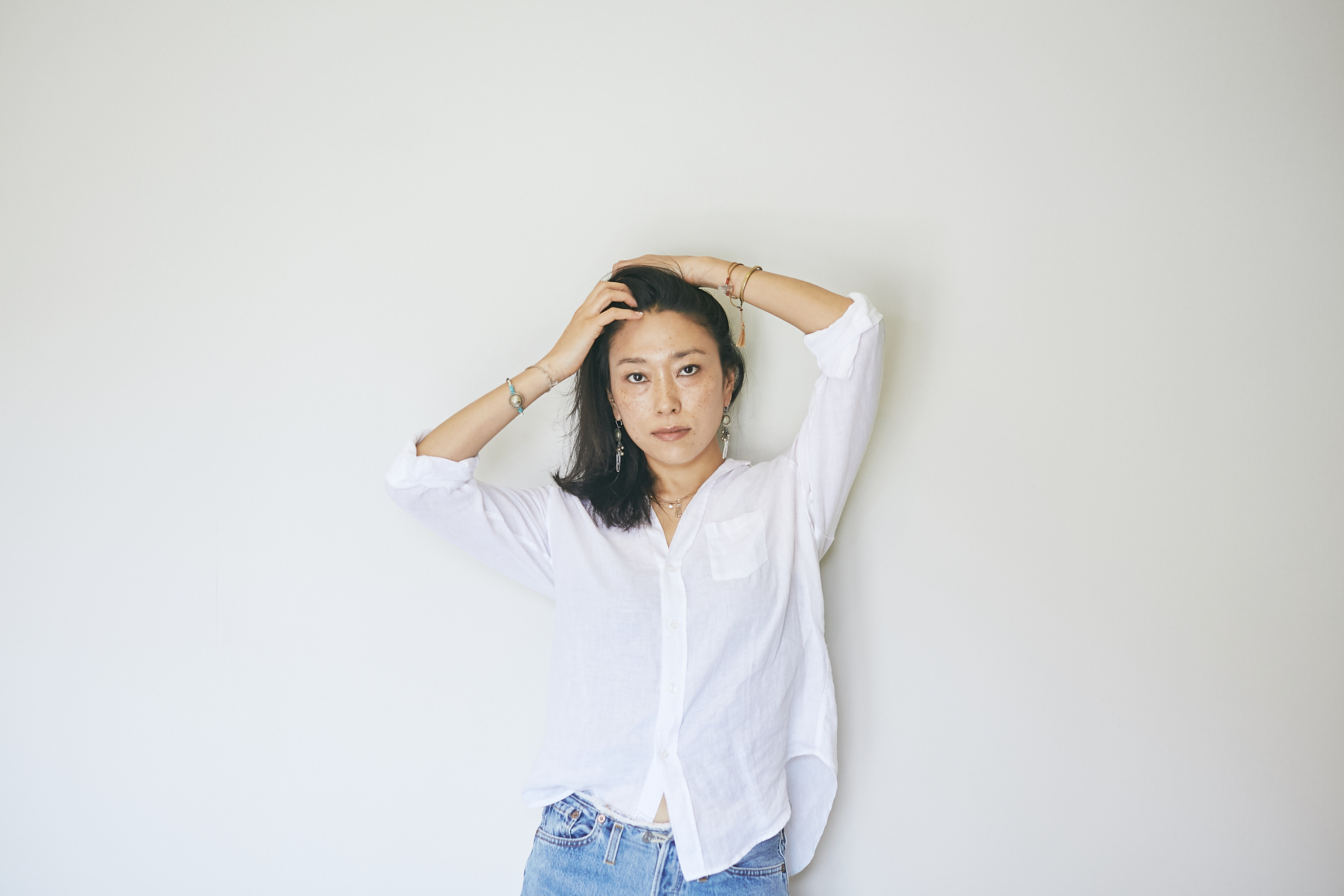 ヴィハーラオーガニックヘアサロンモデル白いシャツの女性